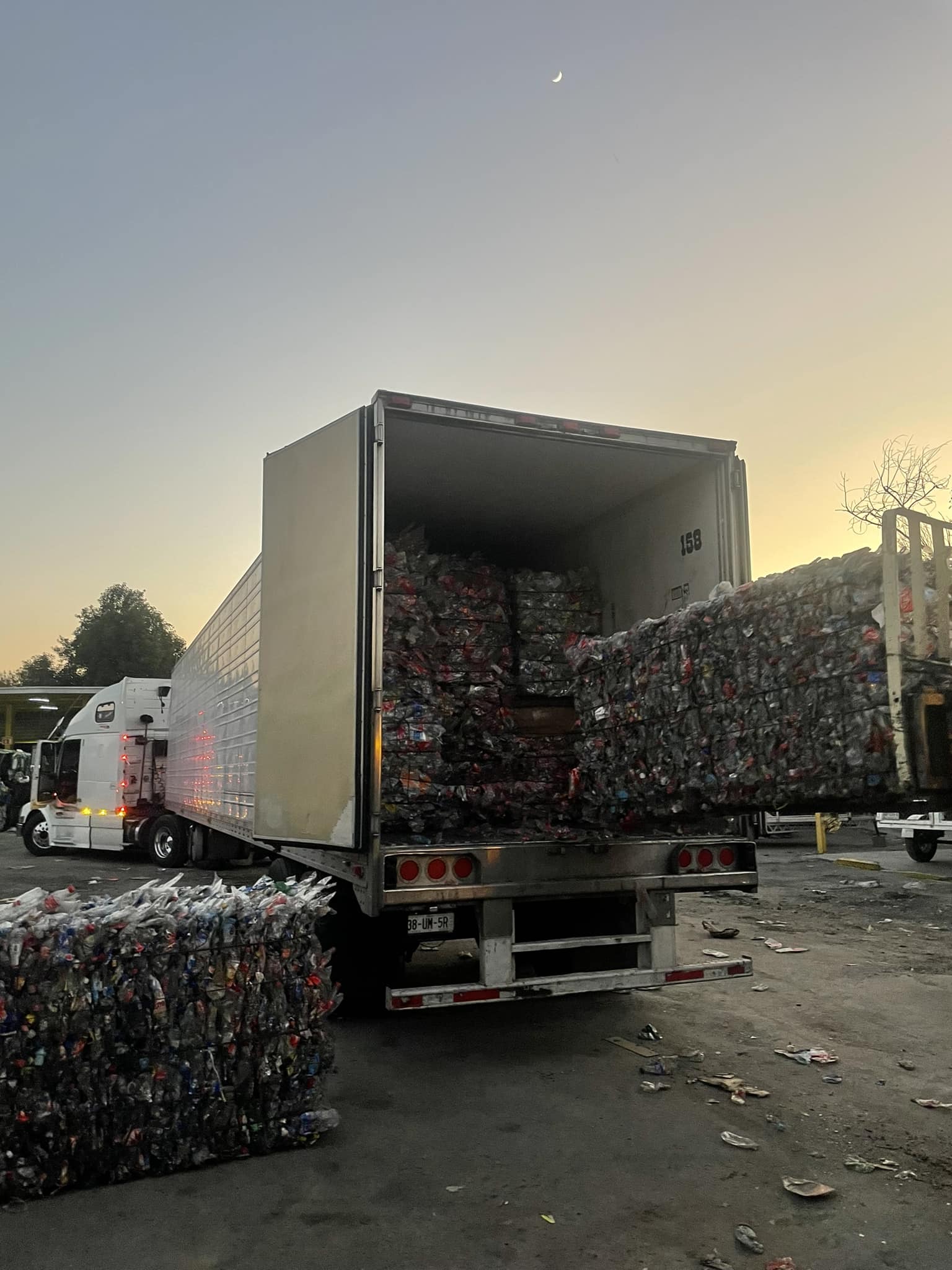Salida de material con registro de peso y precio.