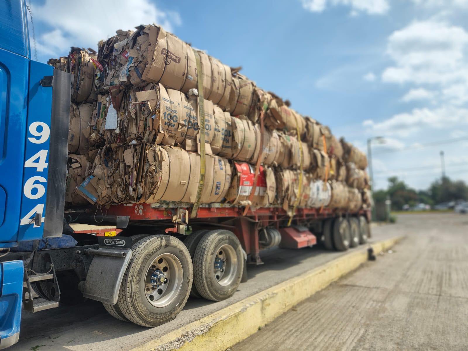 Pacas de carton listas para traslado.